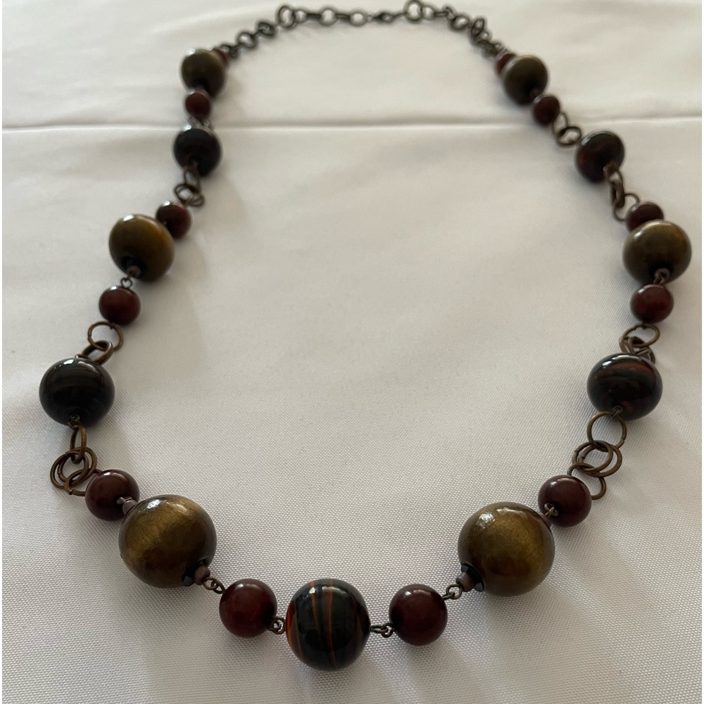 Different browns necklace. Good conditions.